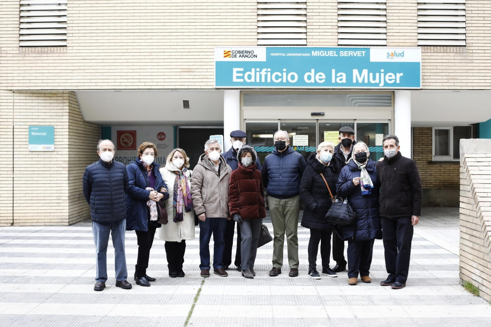 Un grupo de médicos jubilados del Hospital Materno-Infantil, a las puertas de este centro sanitario.