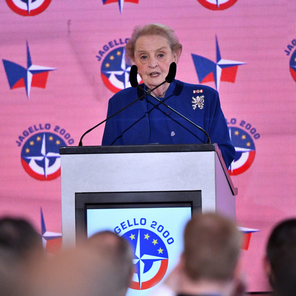 Philadelphia (United States), 27/07/2016.- (FILE) - Former United States Secretary of State Madeleine Albright gestures after speaking on the second day of the Democratic National Convention at the Wells Fargo Center in Philadelphia, Pennsylvania, USA, 26 July 2016 (Reissued 23 March 2022). Former US Secretary of State Madeleine Albright died at the age of 84 on 23 March 2022. Albright was appointed by Former US President Bill Clinton during his second term to become the first woman in US history to head the State department. (Estados Unidos, Filadelfia) EFE/EPA/TANNEN MAURY (FILE) USA OBIT PEOPLE MADELEINE ALBRIGHT