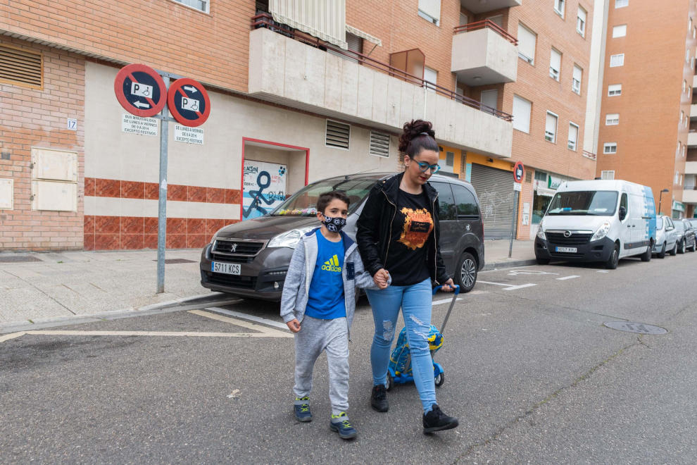 María Sánchez, junto a su hijo Izan, en una de las dos plazas reservadas para personas con movilidad reducida.