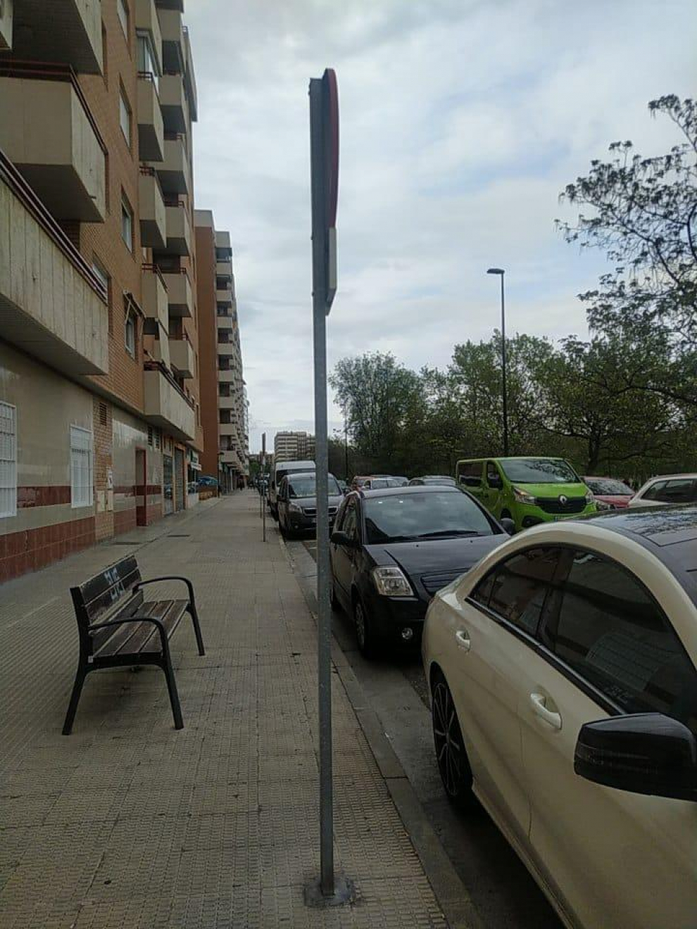 Plazas de movilidad reducida invadidas a la entrada del CEIP Lucien Briet, este miércoles por la tarde, a la salida del colegio (16.30)..
