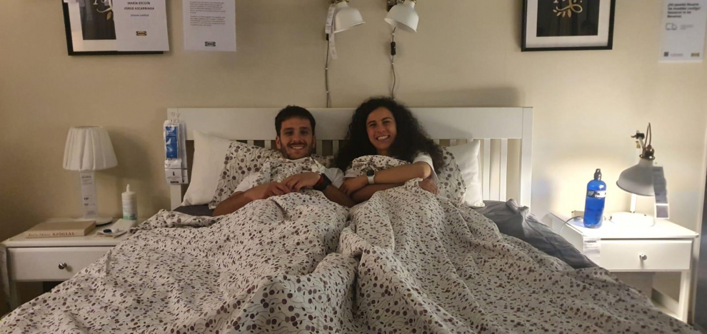 Jorge y María, ya en la cama de Ikea.