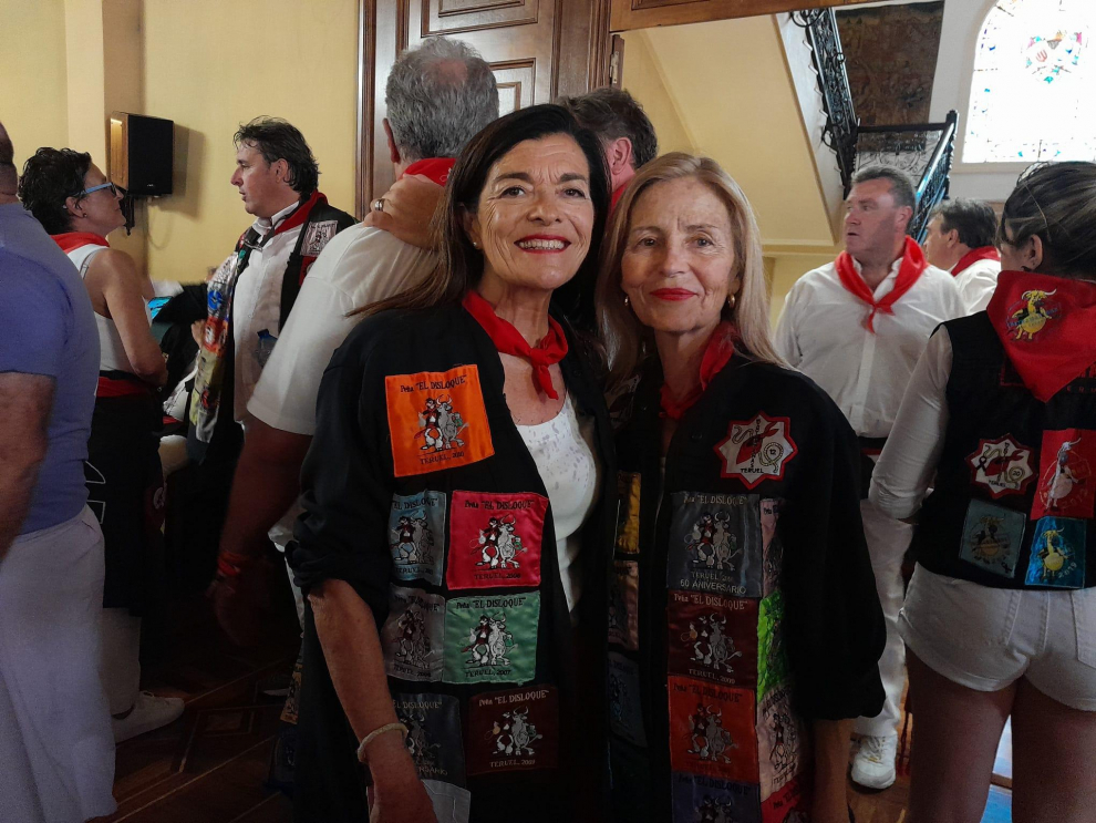 Concha López y Araceli García recogerán el pañuelico para dárselo a las vaquilleras que lo van a colocar.