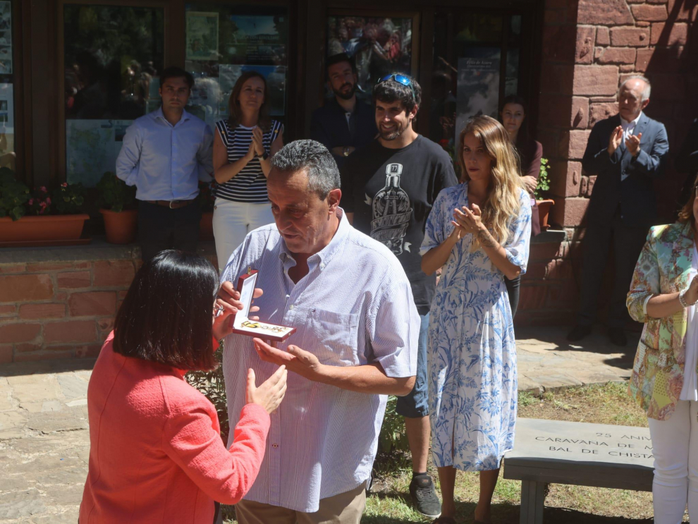 Carolina Darias ha sido la encargada de entregarle la distinción en presencia de vecinos y familiares del valle de Chistau.