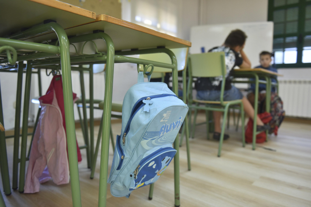 Once niños ucranianos refugiados que viven con sus familias en un centro de emergencia de Alcalá de Gurrea han permitido reabrir el colegio.
