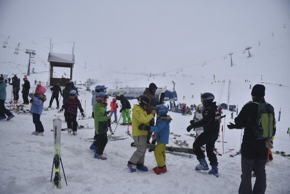 La estación de Astún ha recibido a los primeros esquiadores en el inicio de la temporada