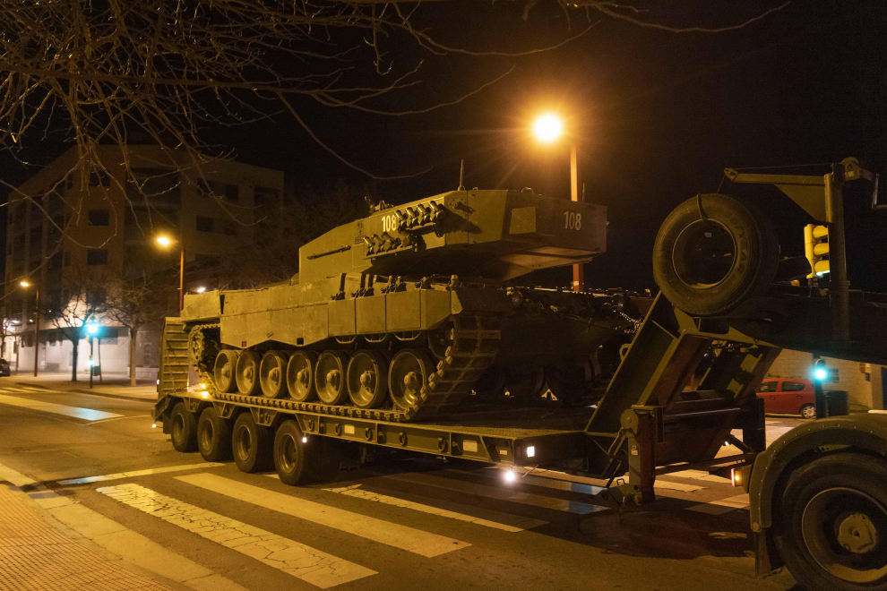 Un tanque Leopard sale del cuartel de Casetas (Zaragoza) hacia Sevilla