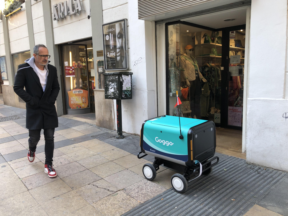 Reparto de un robot de Goggo en el centro de Zaragoza.
