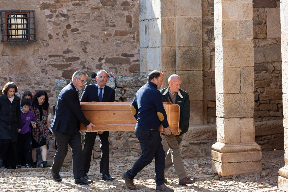 Cuatro hombres llevan el féretro con los restos mortales de Fernando Sánchez Dragó en Castilfrío de la Sierra