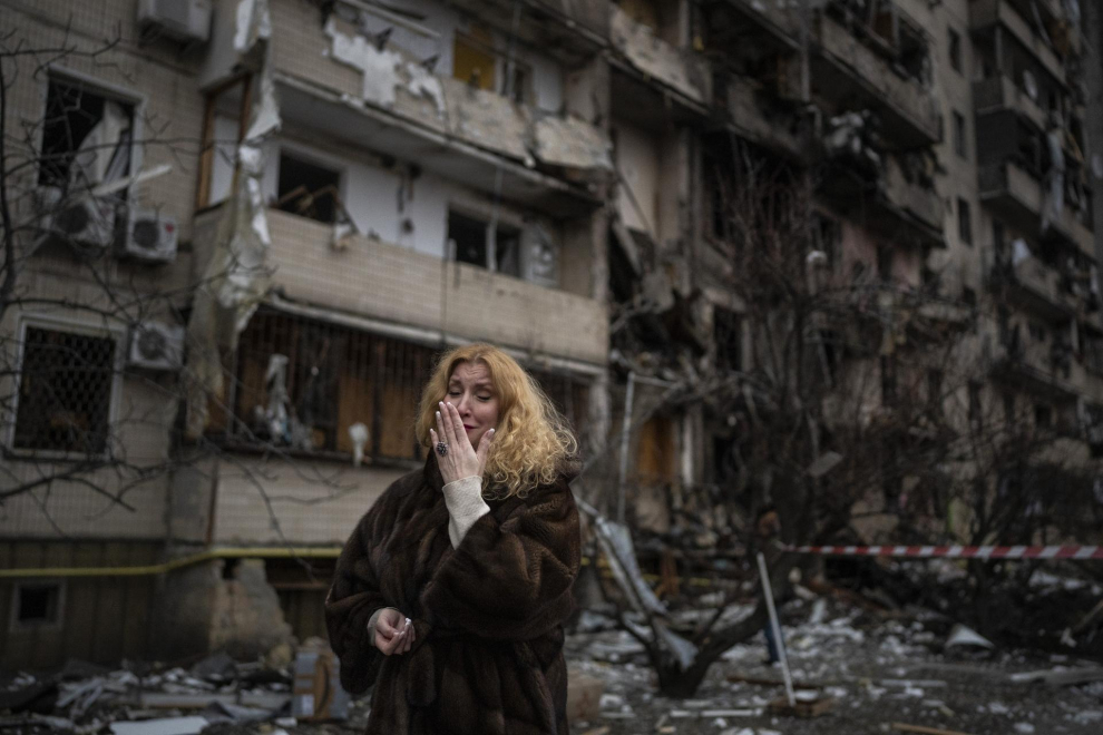 Edificios destruidos por un obús ruso en un barrio de Kyiv, Ucrania