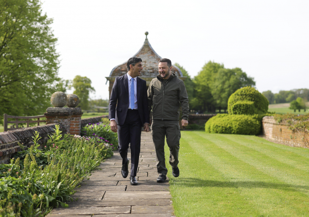 Chequers (United Kingdom), 15/05/2023.- A handout photo made available by the British Prime Minister's Office No.10 Downing Street shows Britain's Prime Minister Rishi Sunak (L) welcoming Ukraine's President Volodymyr Zelensky at Chequers, the country house of the Prime Minister in Buckinghamshire, Britain, 15 May 2023. Zelensky is in Britain to discuss 'urgent support for Ukraine'. (Ucrania, Reino Unido) EFE/EPA/SIMON DAWSON/NO 10 DOWNING STREET HANDOUT -- MANDATORY CREDIT: CROWN COPYRIGHT -- HANDOUT EDITORIAL USE ONLY/NO SALES BRITAIN UKRAINE DIPLOMACY