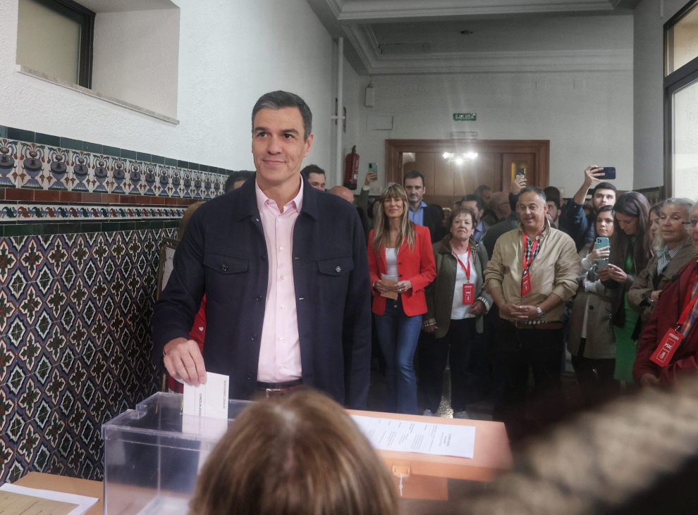 Sánchez ejerce su derecho a voto, este domingo en Madrid.