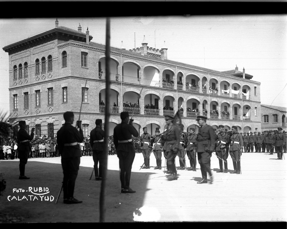 Foto de la Jura de Bandera en 1934 en el Acuartelamiento Barón de Warsage, sede de la Academia Logística del Ejército en Calatayud