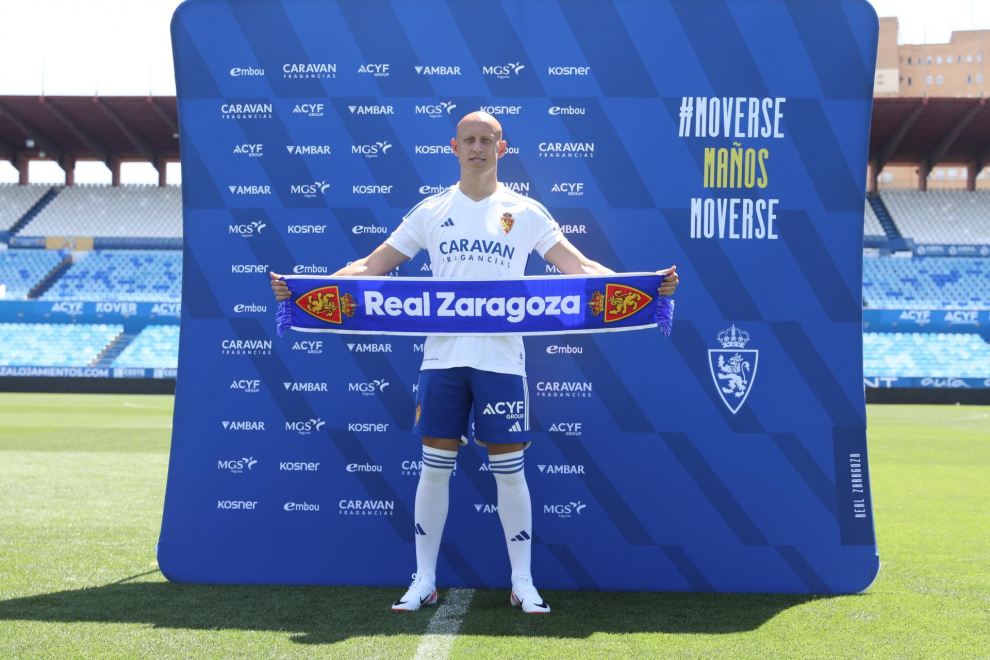 Foto de la presentación del jugador del Real Zaragoza Víctor Mollejo en La Romareda