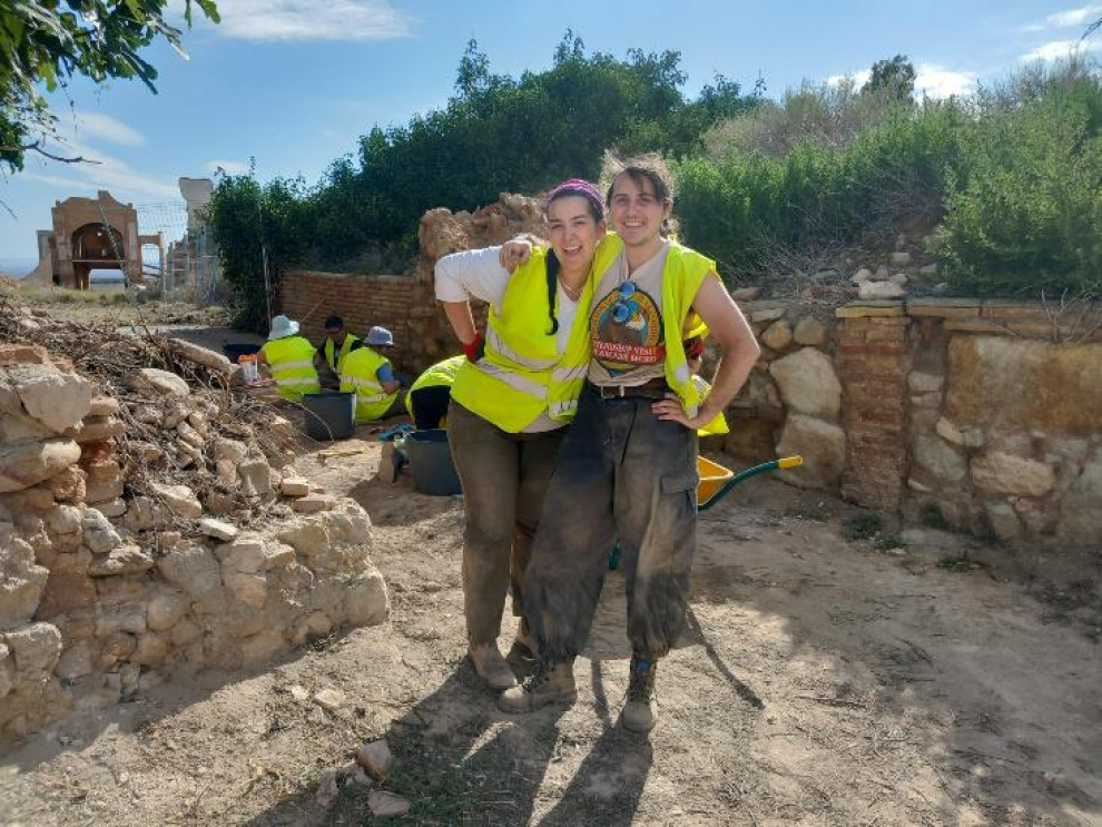 Los arqueólogos Madison Haine y Leon Jagels en el campus arqueológico del pueblo viejo de Belchite.