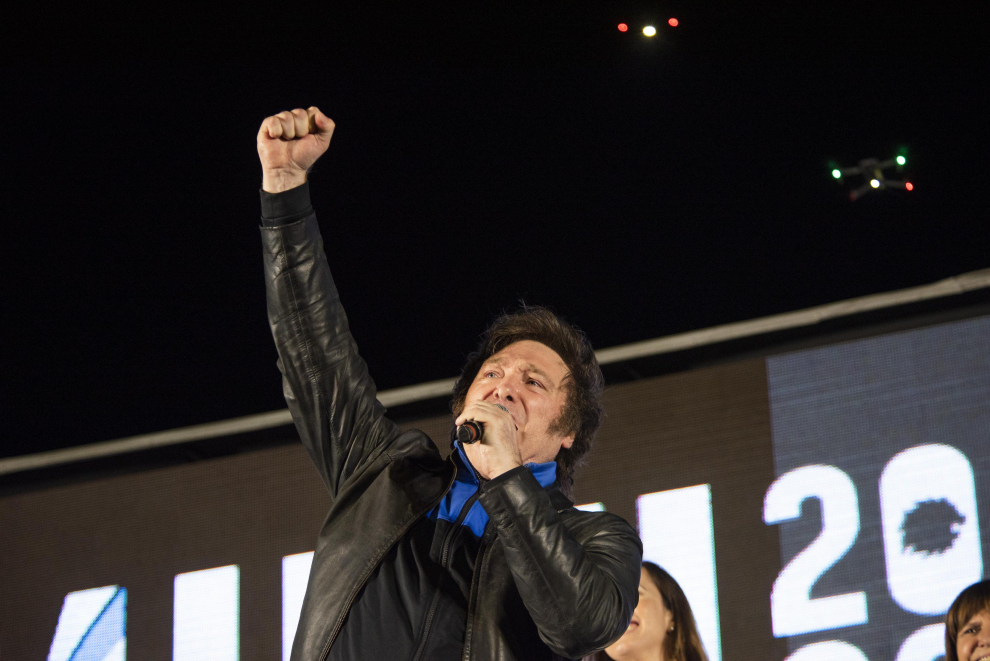 A supporter of Argentine presidential candidate Sergio Massa reacts as Massa conceded defeat to far-right libertarian Javier Milei during Argentinas runoff presidential election, in Buenos Aires, Argentina November 19, 2023. REUTERS/Mariana Nedelcu [[[REUTERS VOCENTO]]] ARGENTINA-ELECTION/