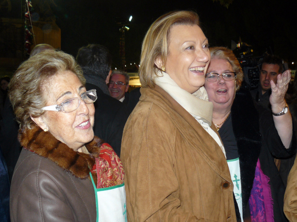 Luisa Fernanda Rudi ha visitado el mercadillo acompañada de la fundadora del mercadillo, Palili Pelayo