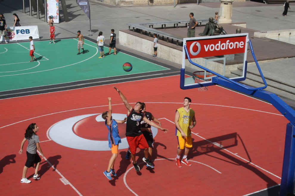 Baloncesto en la plaza del Pilar