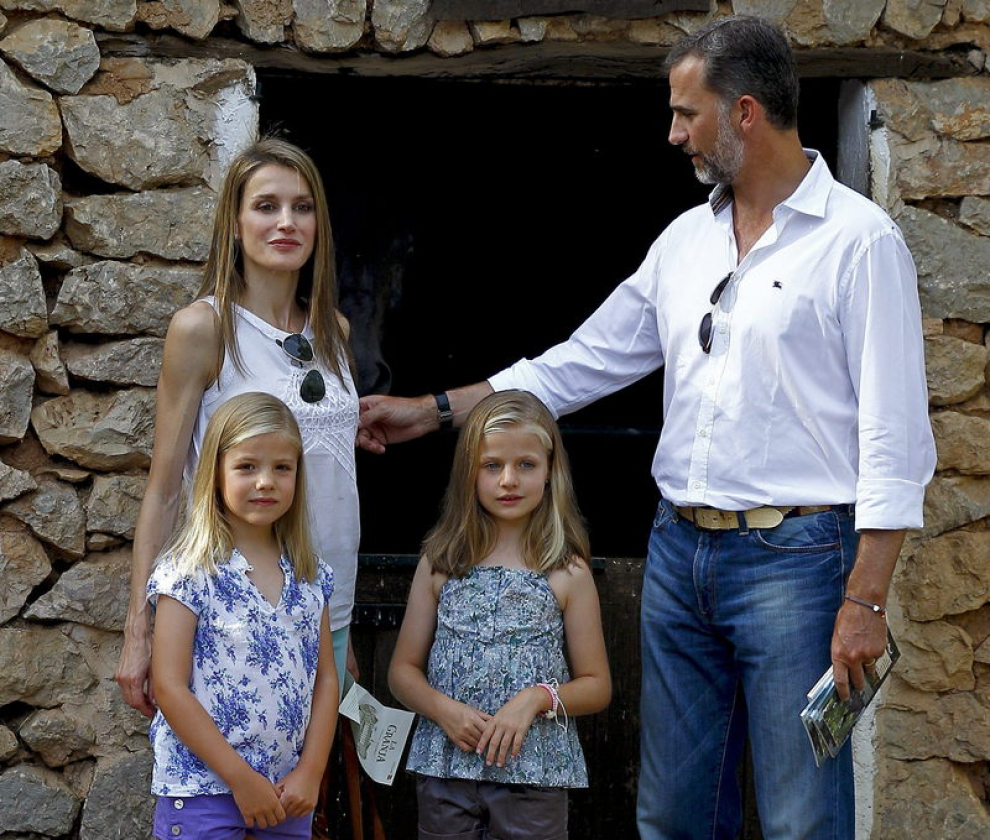 Los Príncipes de Asturias, Felipe de Borbón y Letizia Ortiz, junto a sus hijas las infantas Leonor (c) y Sofía (i) posan hoy durante su paseo por la finca La Granja de Esporles en la sierra de Tramuntana, en Mallorca