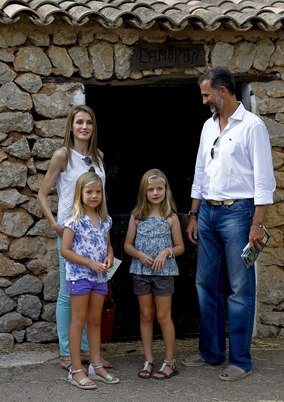 Los Príncipes de Asturias, Felipe de Borbón y Letizia Ortiz, junto a sus hijas las infantas Leonor (c) y Sofía (i) posan hoy durante su paseo por la finca La Granja de Esporles en la sierra de Tramuntana, en Mallorca