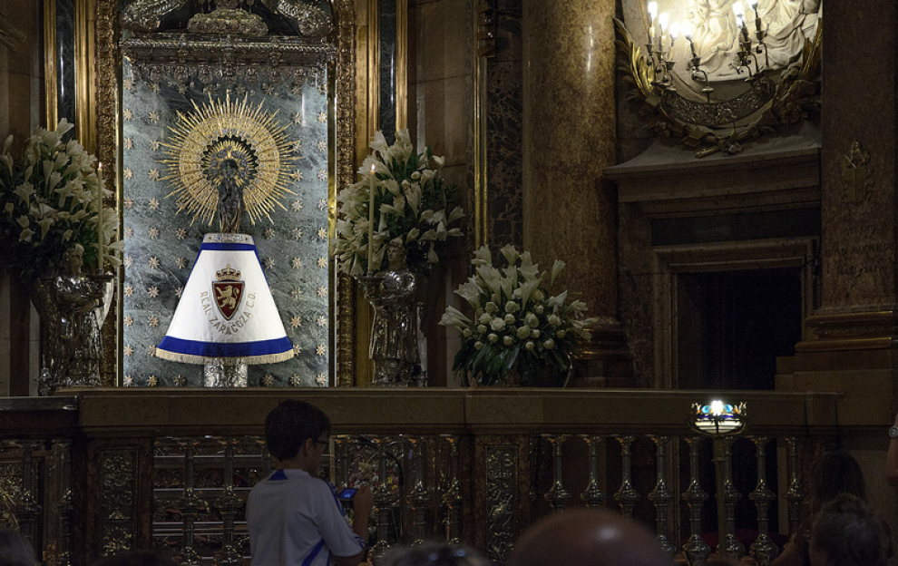 El Real Zaragoza ha realizado su tradicional ofrenda a la Virgen del Pilar para pedirle que durante la próxima temporada el equipo consiga ascender a Primera División.