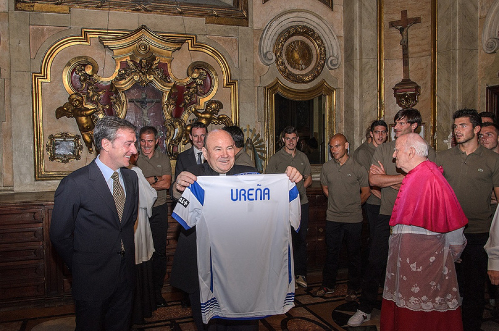 El Real Zaragoza ha realizado su tradicional ofrenda a la Virgen del Pilar para pedirle que durante la próxima temporada el equipo consiga ascender a Primera División.