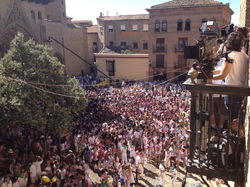 Miles de personas aguardan el cohete que dé comienzo a las fiestas de Huesca