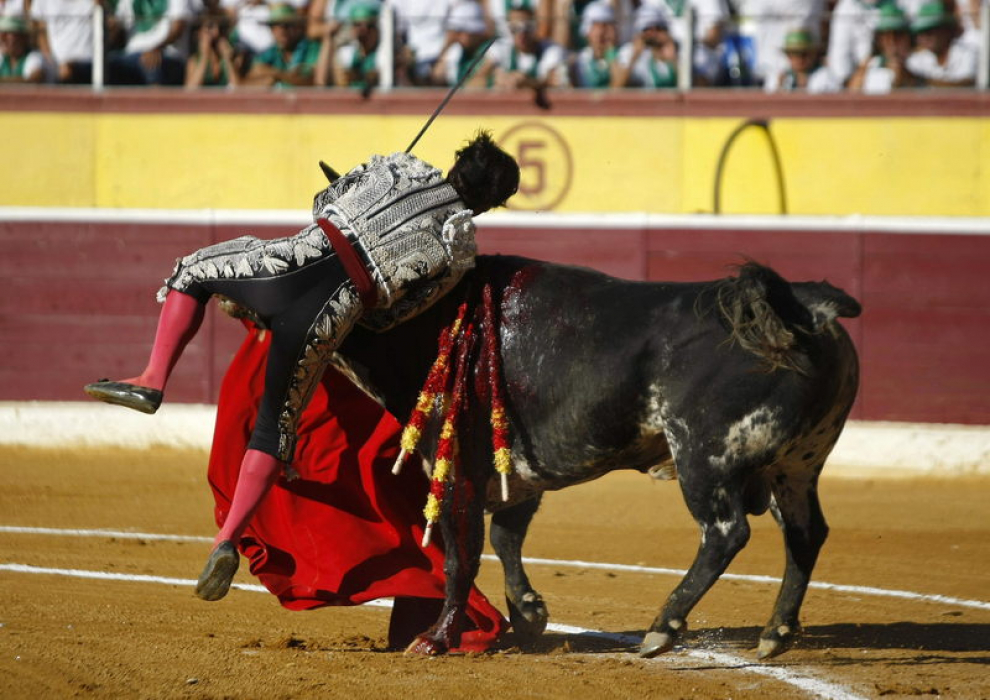Cogida a Morante de La Puebla en la plaza de toros de Huesca. Efe