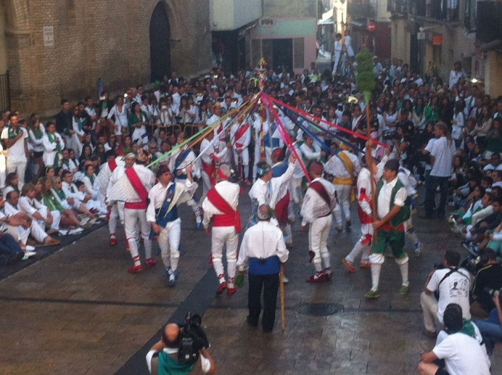 Los danzantes, en el día grande de San Lorenzo
