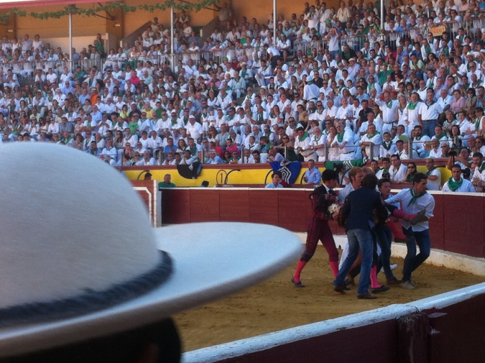 Cogida a Morante de La Puebla en la plaza de toros de Huesca. Rafa Blanc