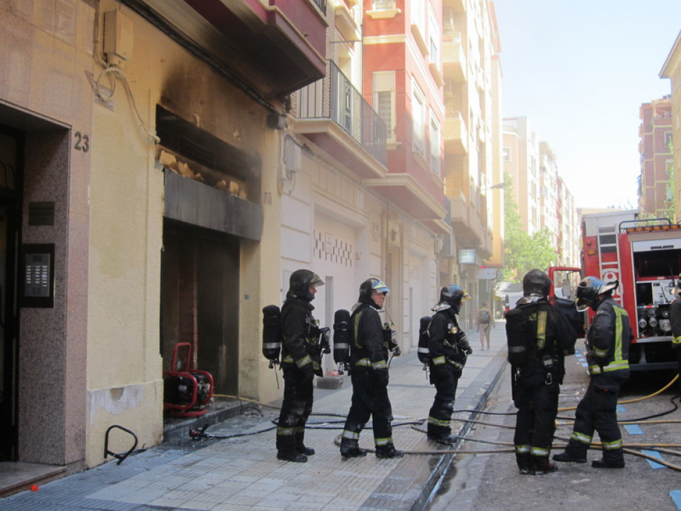 Los Bomberos sofocan un incendio en la calle Lacarra.