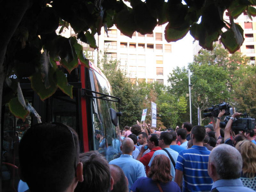 Los trabajadores de Autobuses Urbanos de Zaragoza protestaron este jueves por los 153 despidos