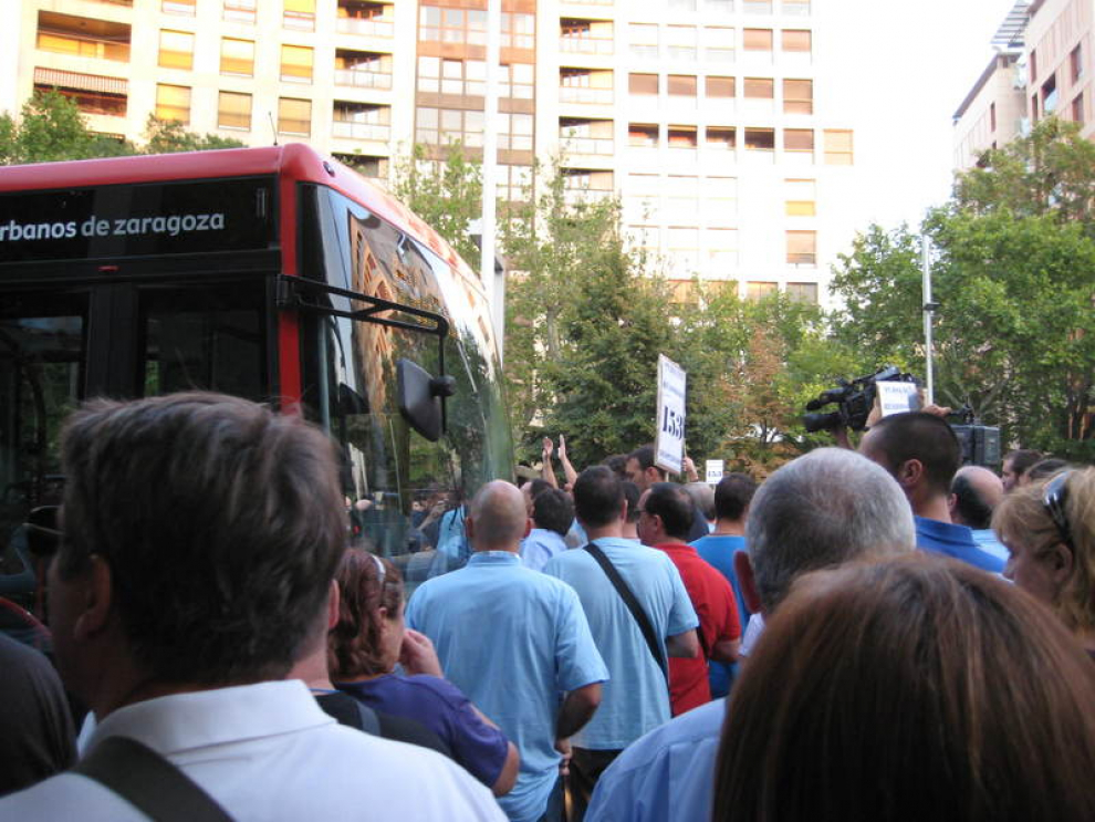 Los trabajadores de Autobuses Urbanos de Zaragoza protestaron este jueves por los 153 despidos