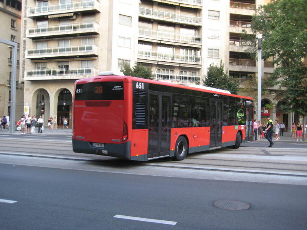 Los trabajadores de Autobuses Urbanos de Zaragoza protestaron este jueves por los 153 despidos