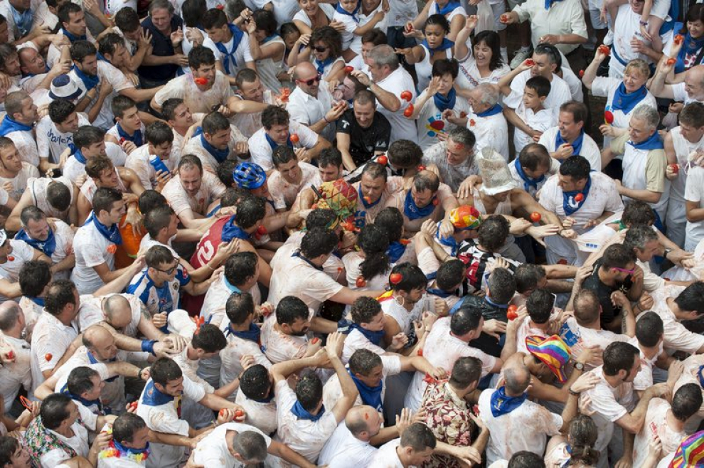 Turiasonenses y visitantes han abarrotado la plaza de España de la ciudad del Queiles para ver la salida del Cipotegato del Ayuntamiento.