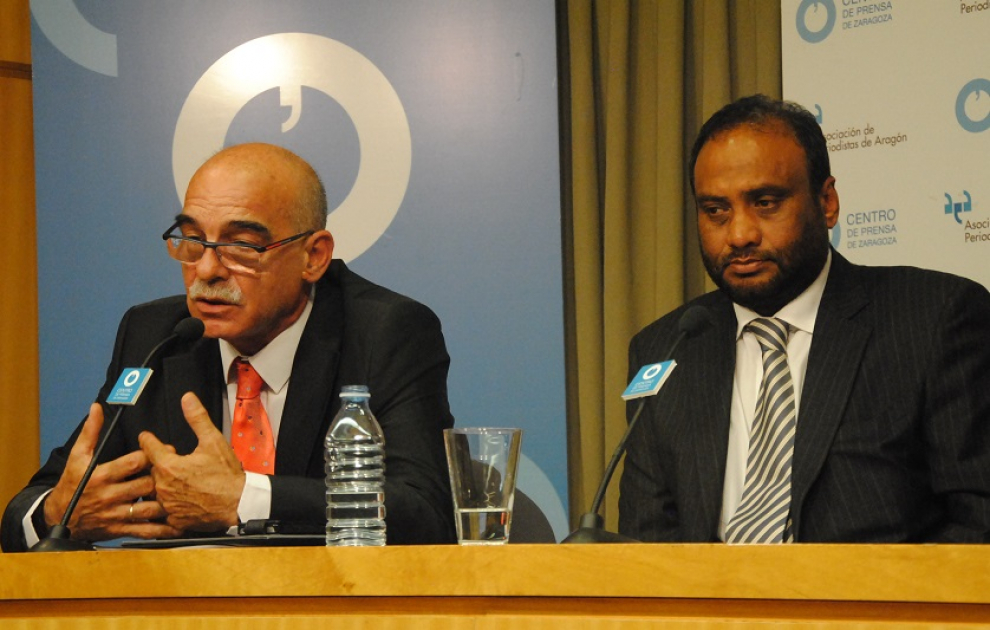 Rueda de prensa de Kadir Sheikh. Al lado, Javier Láinez