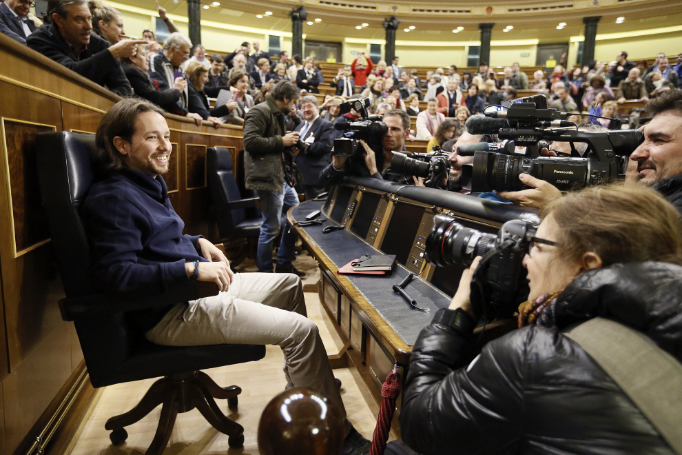 Pablo Iglesias posa para la prensa en el Congreso
