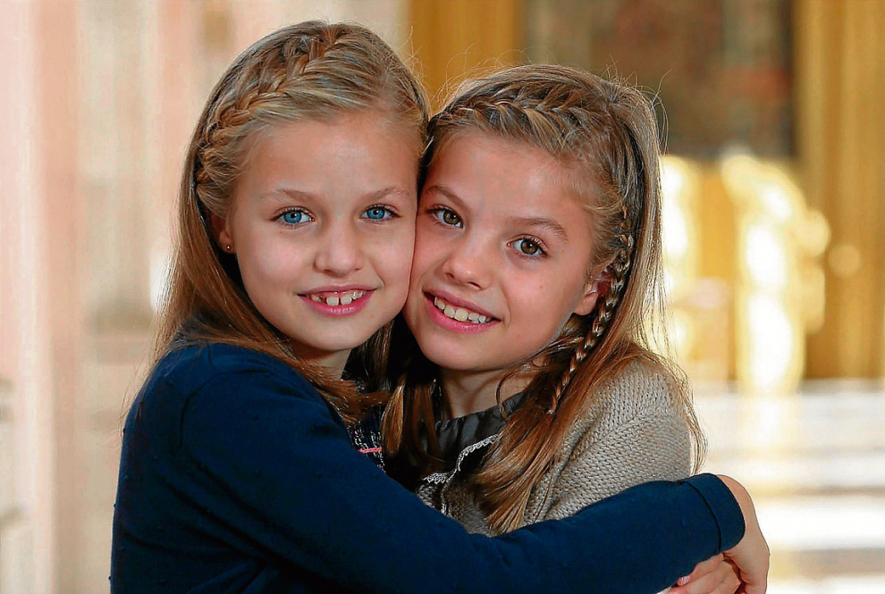 La princesa Leonor y la infanta Sofía, en la felicitación navideña de la Casa Real.