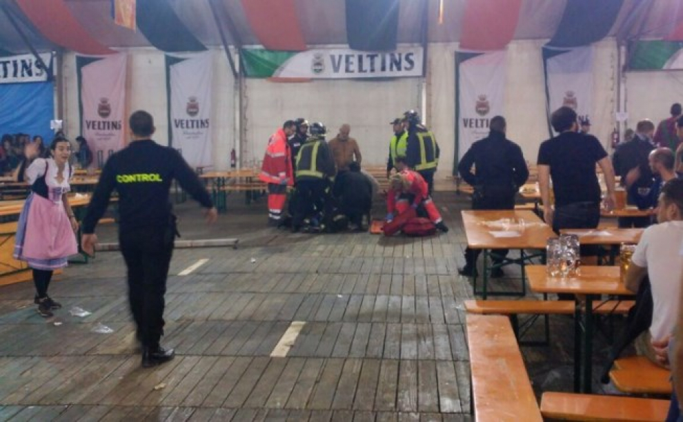 Desalojan la Fiesta de la Cerveza de Valdespartera tras caer una viga sobre una joven