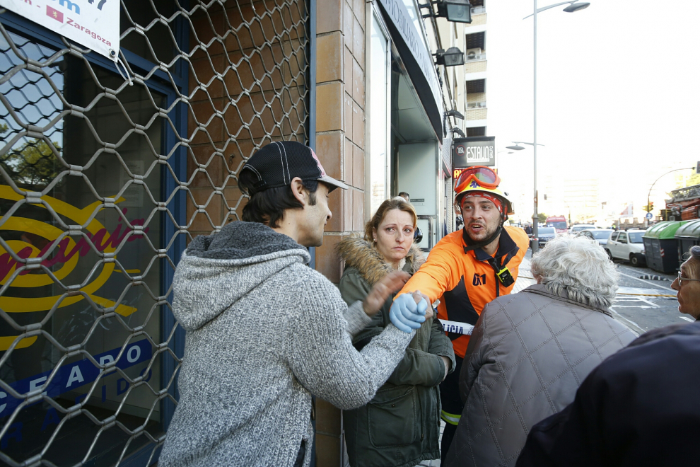 Jonathan Babiano, con un miembro del 061 y otros vecinos del inmueble afectado por la explosión de gas en Tenor Fleta.