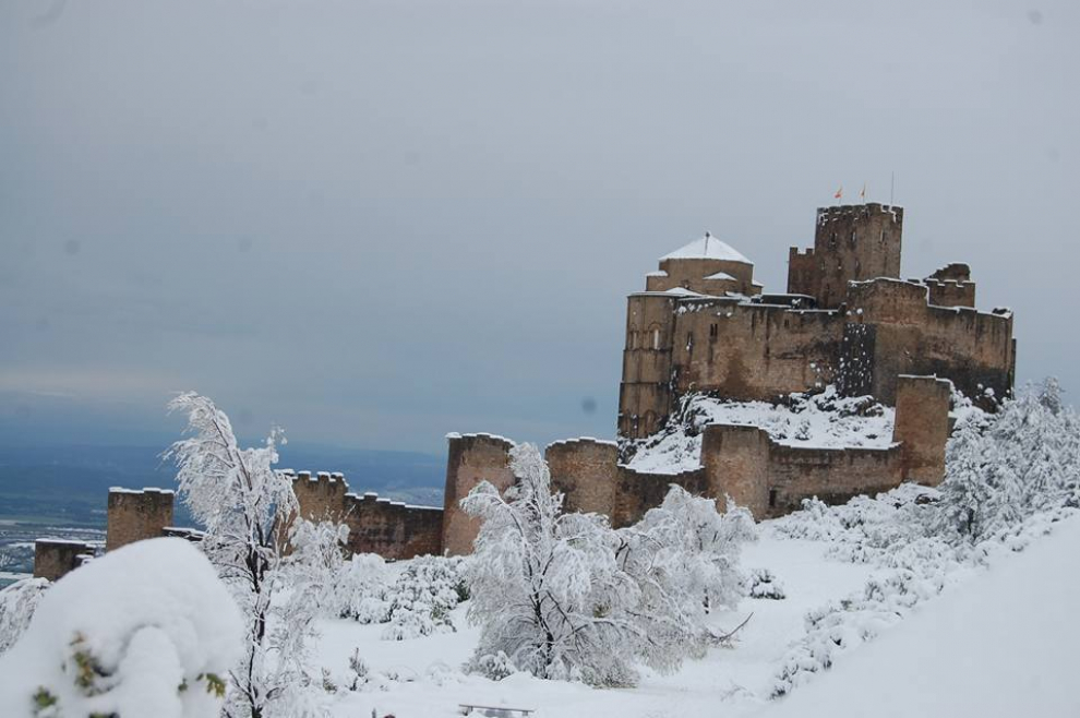 Vista del castillo de Loarre nevado, este sábado, 25 de marzo.
