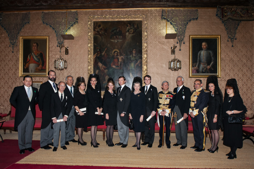 Los nuevos maestrantes junto a sus padrinos y madrinas y varios miembros de la Real Maestranza de Caballería de Zaragoza.