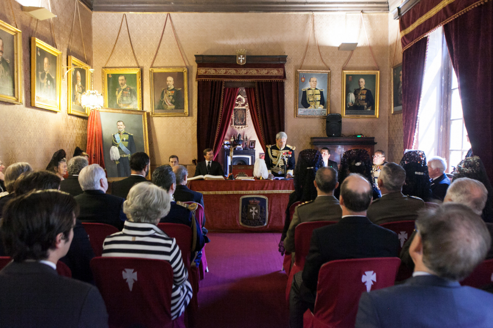 El cuadro del rey Felipe VI presidió la ceremonia en la que fueron nombrados los nuevos maestrantes.