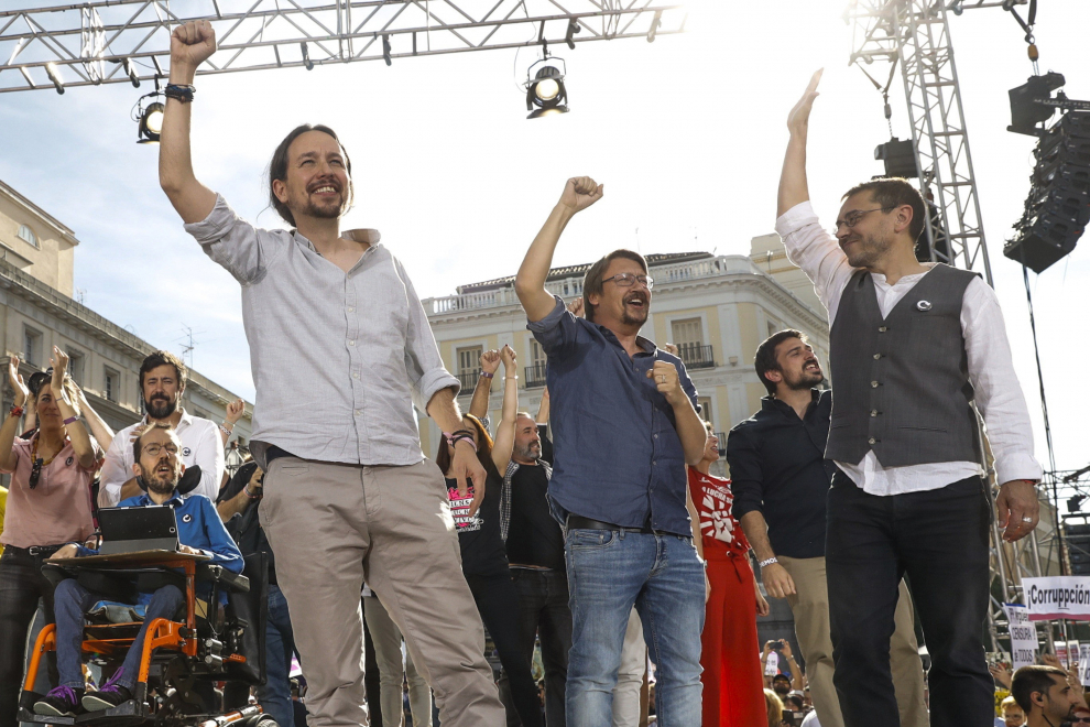 Pablo Iglesias, Echenique y otros líderes de Podemos sobre el escenario.