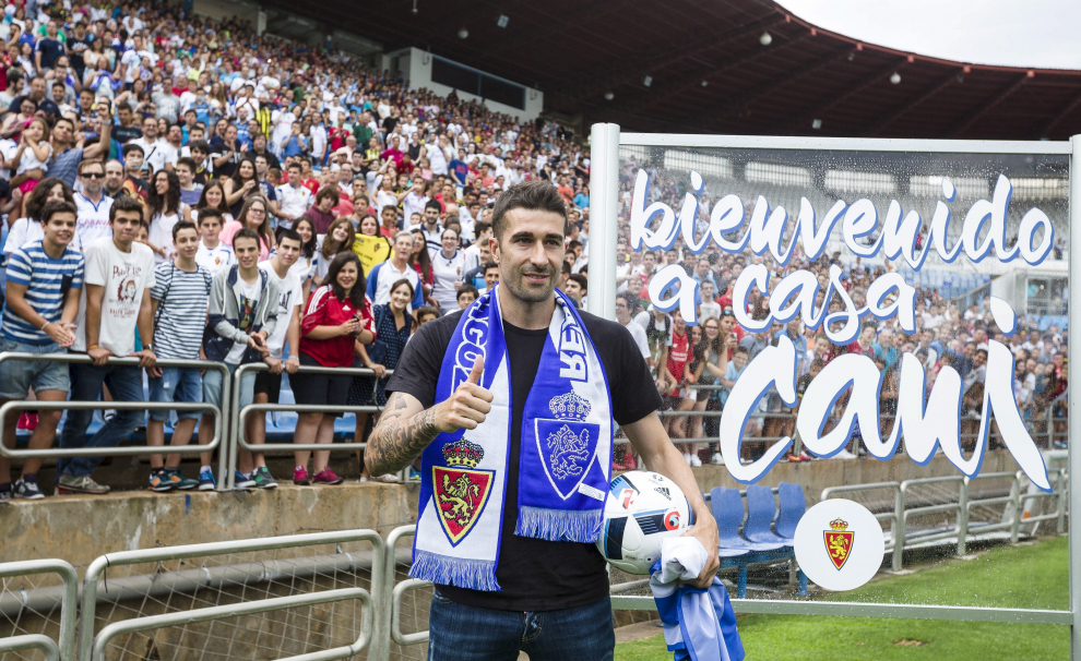 El regreso más esperado. La afición abrazó a su ídolo en su vuelta a Zaragoza en junio de 2016.