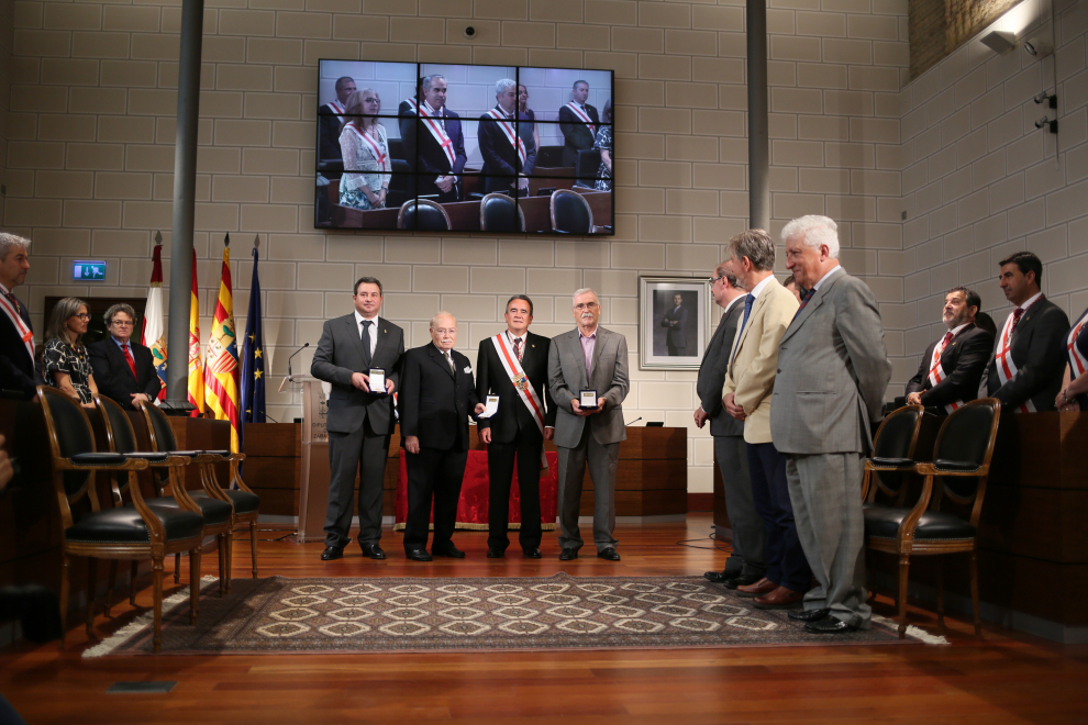 Entrega de las medallas de Santa Isabel.