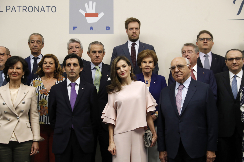 La reina Letiza posa en una foto de familia, tras la reunión del patronato de la Fundación de Ayuda contra la Drogadicción