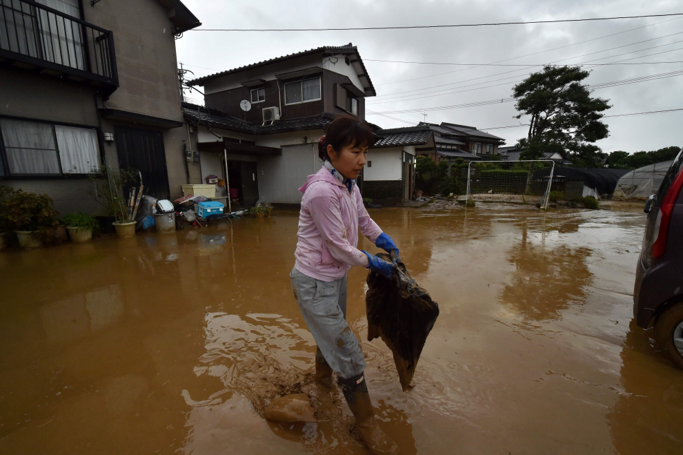 Seis desaparecidos y medio millón evacuados por lluvias torrenciales en Japón
