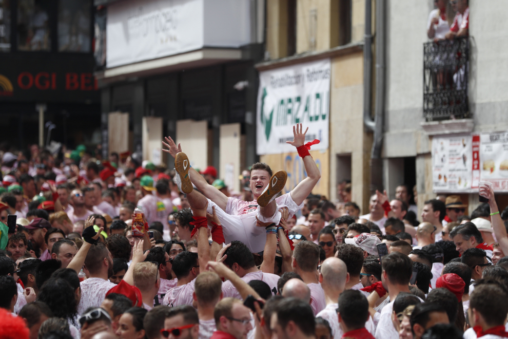 El chupinazo da comienzo a nueve días de fiesta en Pamplona