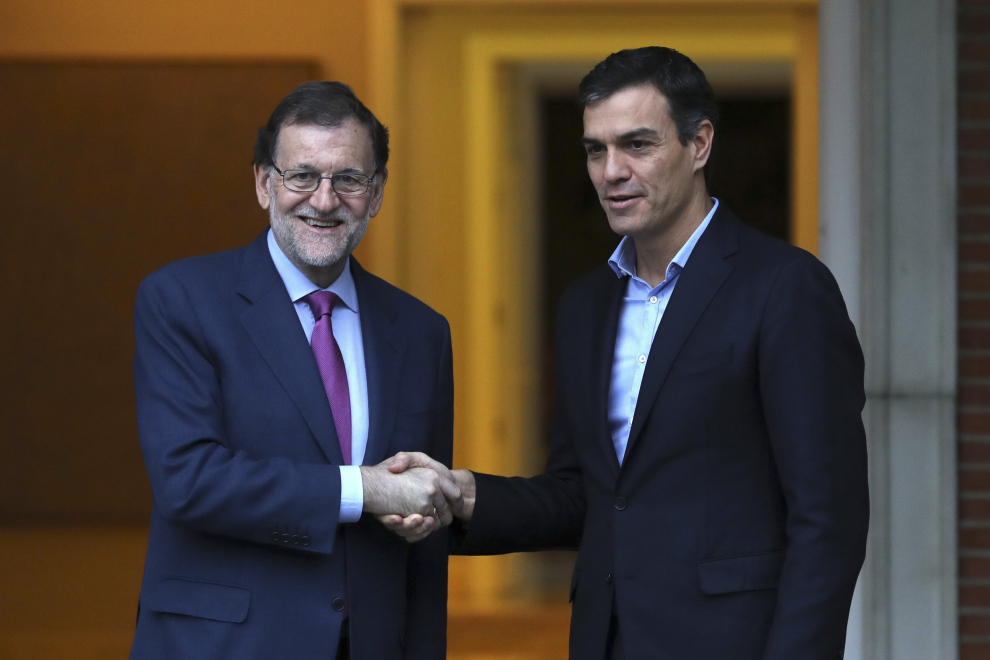 Rajoy y Sánchez, apretón de manos y sonrisas ante las cámaras antes de su reunión en Moncloa
