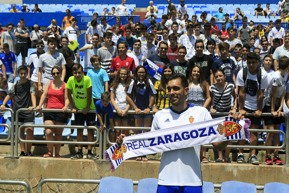 Presentación de Borja Iglesias con el Real Zaragoza.
